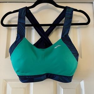 Brooks sports bra, hardly worn. Very stretchy.